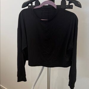 Black Women's Long sleeve cropped athletic shirt